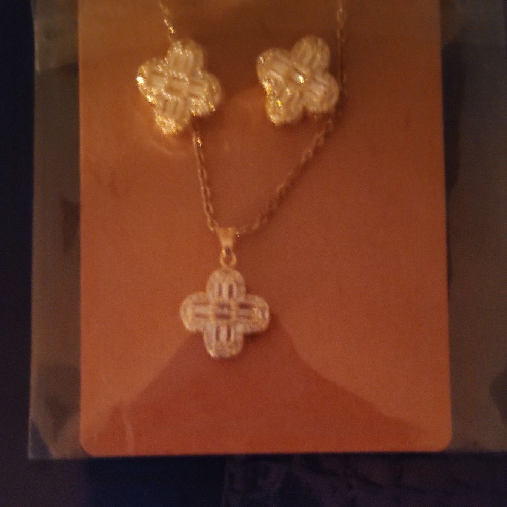 Source Unknown Gold Floral Earrings
